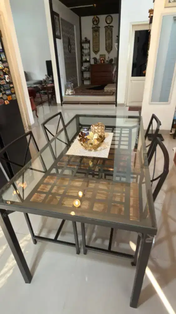 Set Meja Makan Kaca 4 Kursi Minimalis Industrial Kondisi Mulus.