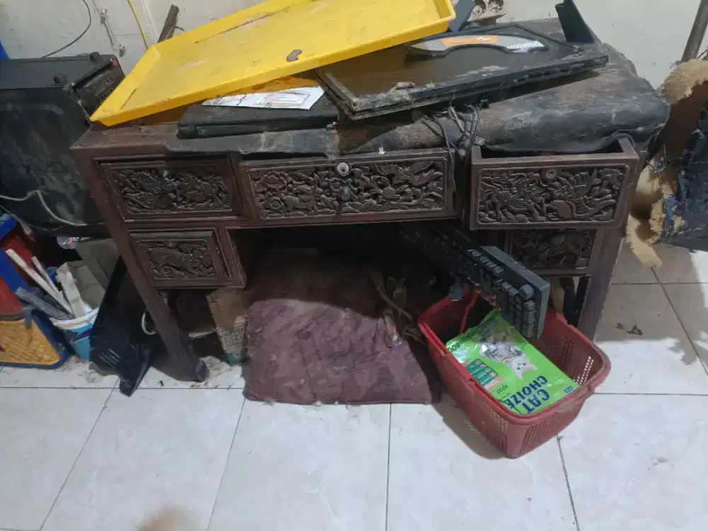 MEJA KAYU ADA LACI