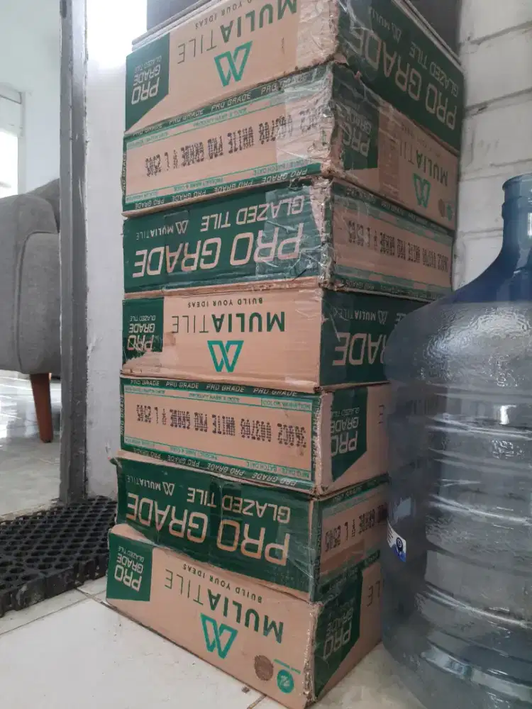 Ada 7 dus Keramik Mulia Lite Warna Putih untuk sofa lemari meja ps4