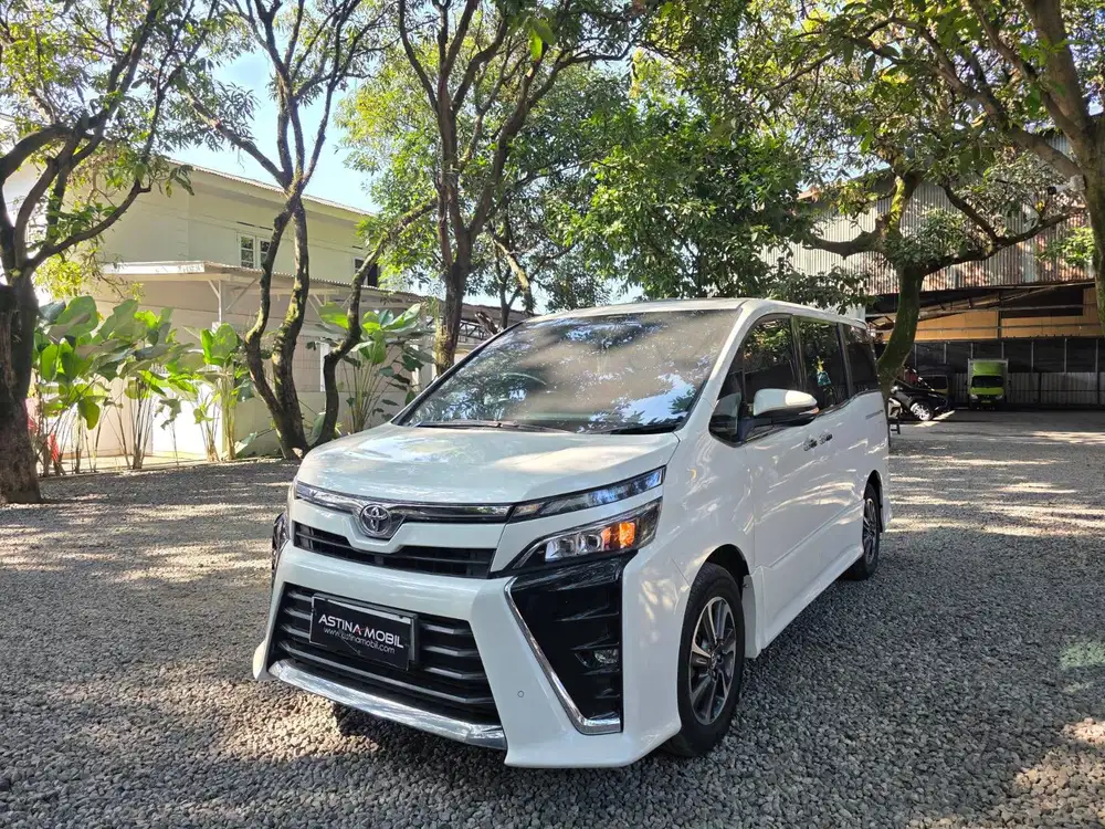 Toyota Voxy 2.0 AT Matic 2018 Putih ASTINA MOBIL Denza Mini ISTIMEWA