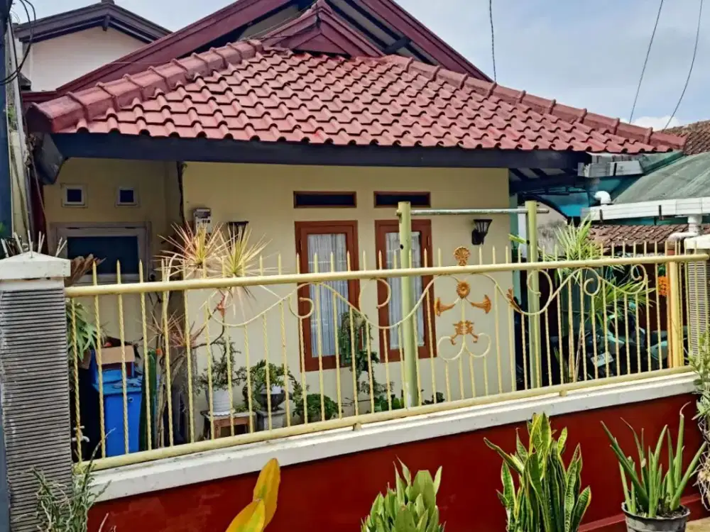 Rumah 2 lt, rapih terawat siap huni di jayagiri Lembang