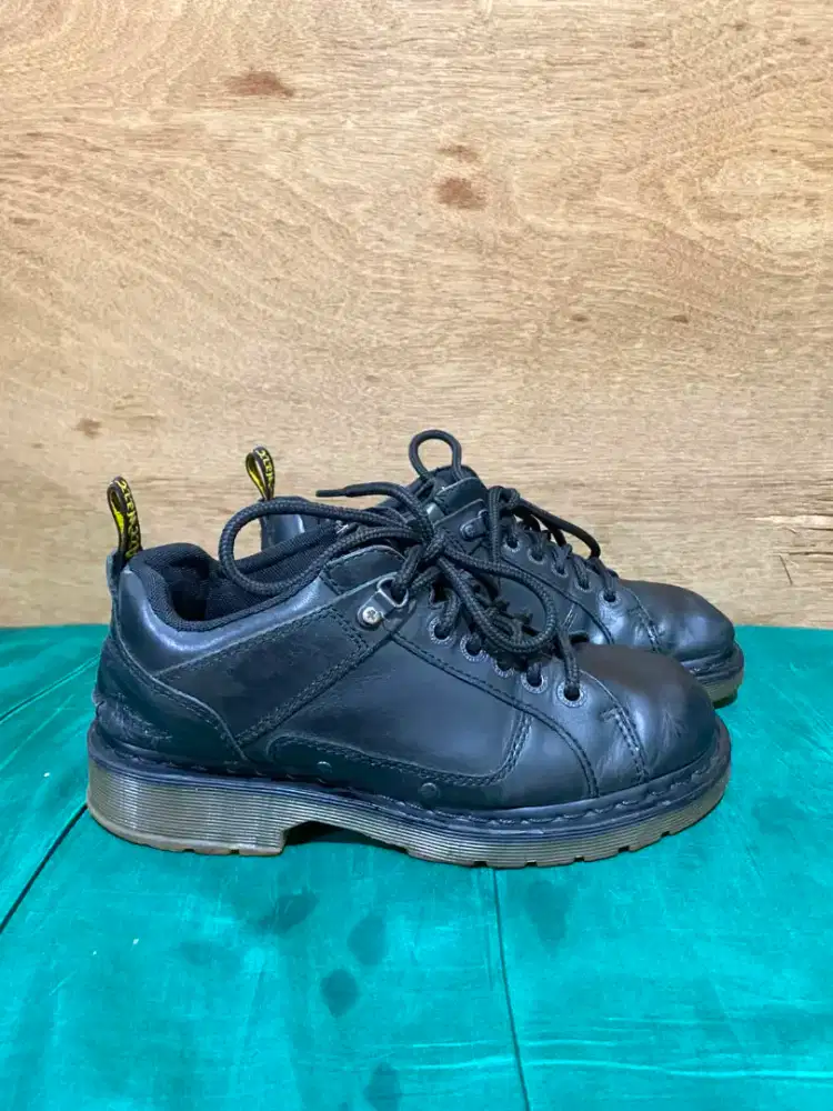 SEPATU DR MARTENS