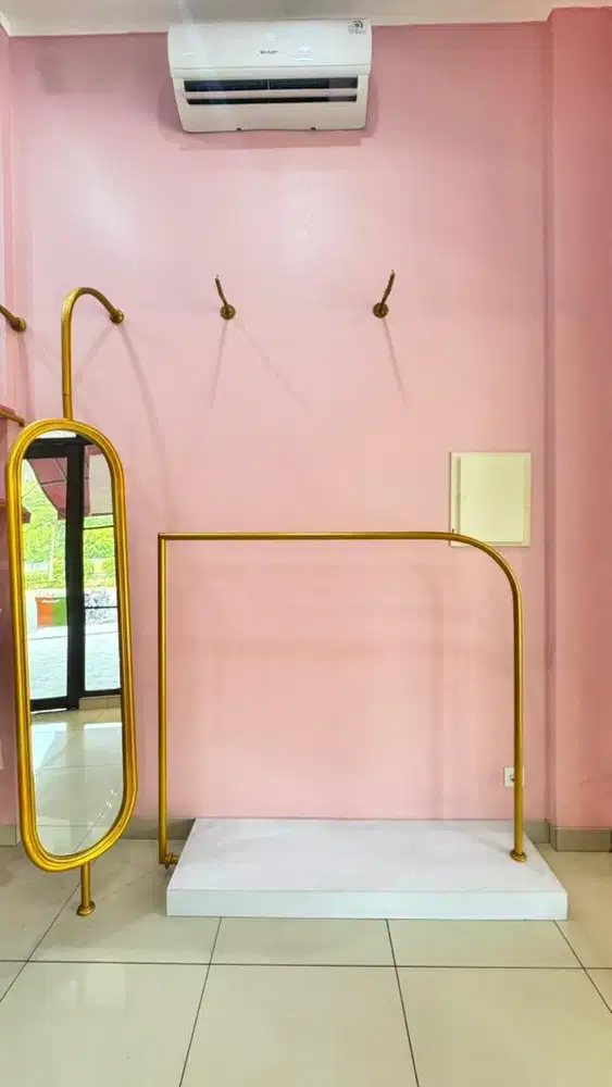 Kabinet gawang warna gold