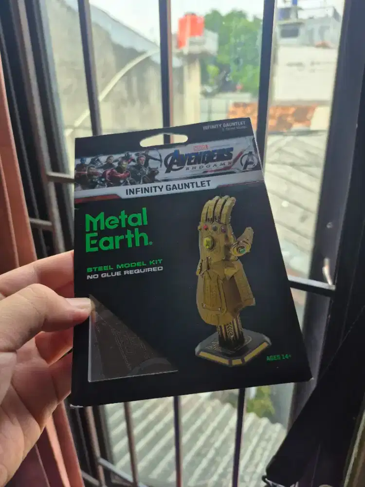 Metal Earth Marvel Avengers Infinity Gauntlet 3D Metal Model Kit
