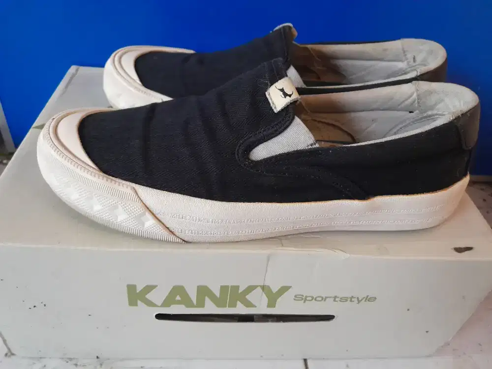 Sepatu compass ori slip on