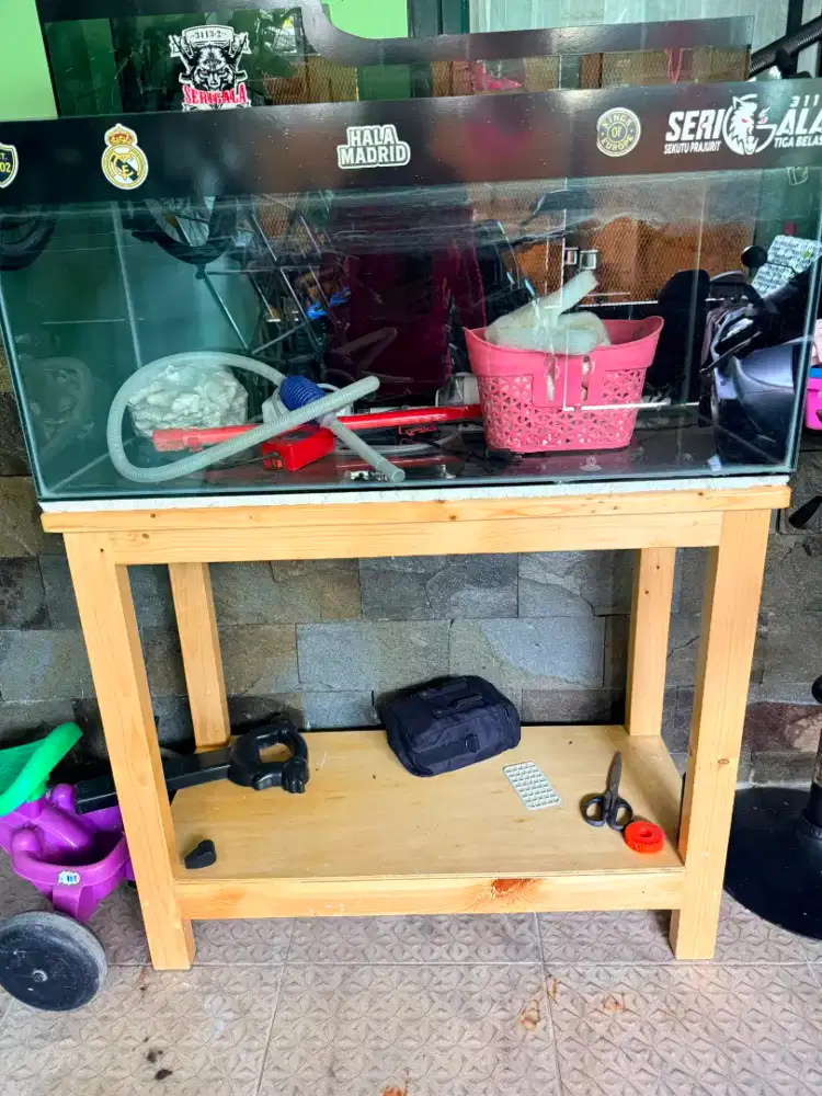 Dijual aquarium satu set + meja