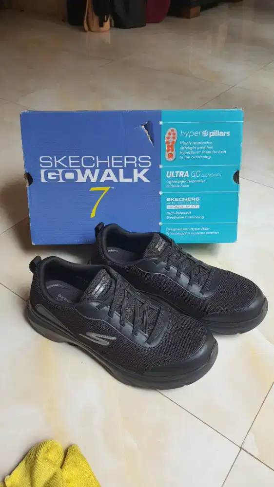 Jual Sepatu SKECHERS Go Walk 7-Uk. 45-695Rb Nego