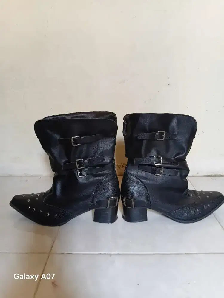 Sepatu jungle wanita