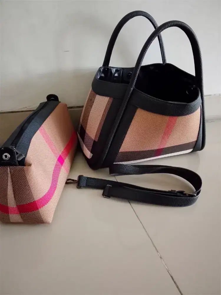 Di jual tas wanita 2 in kondisi masih sangat bagus