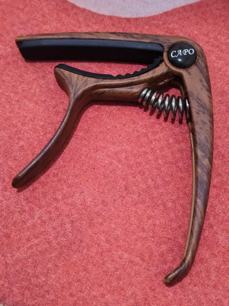 Capo gitar motif kayu bahan bagus berkualitas