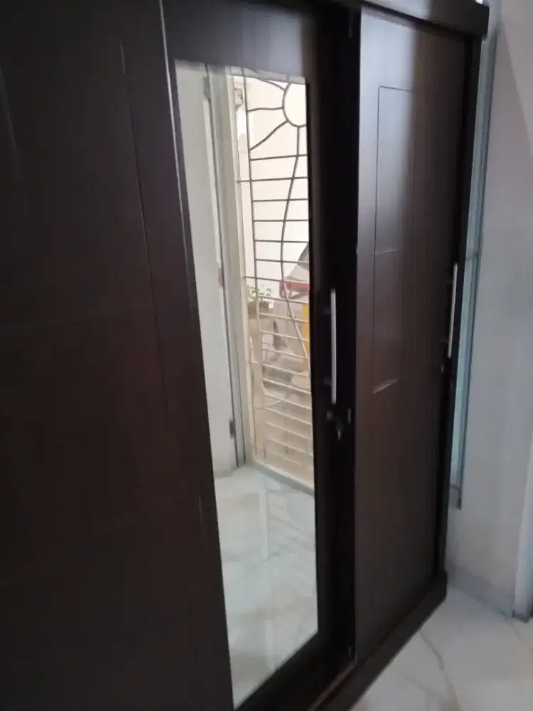 Lemari pakaian 3 pintu dengan kaca