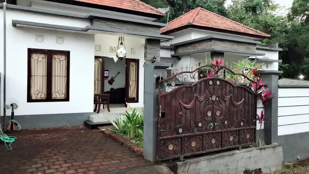 DISEWAKAN / DIKONTRAKAN RUMAH TENANG