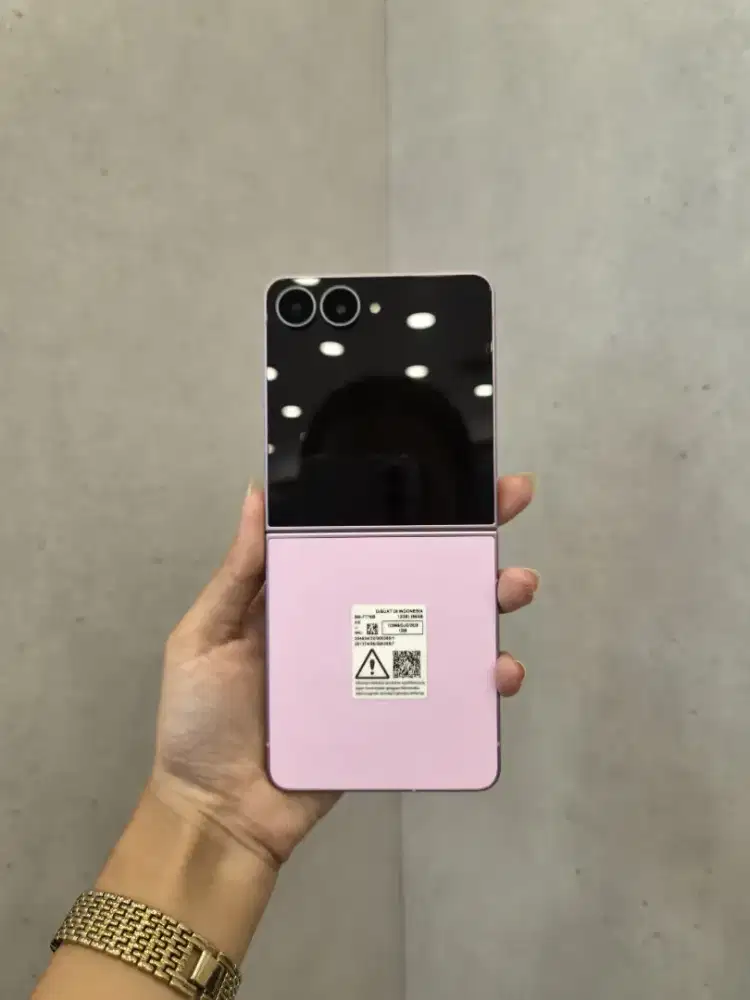 PRE ORDER ZFLIP 8 FREE MEMORY UPGRADE 512GB