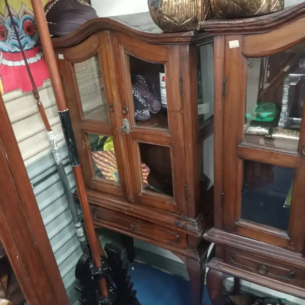 Lemari antik kaca 2 lemari ada laci dan slot kunci