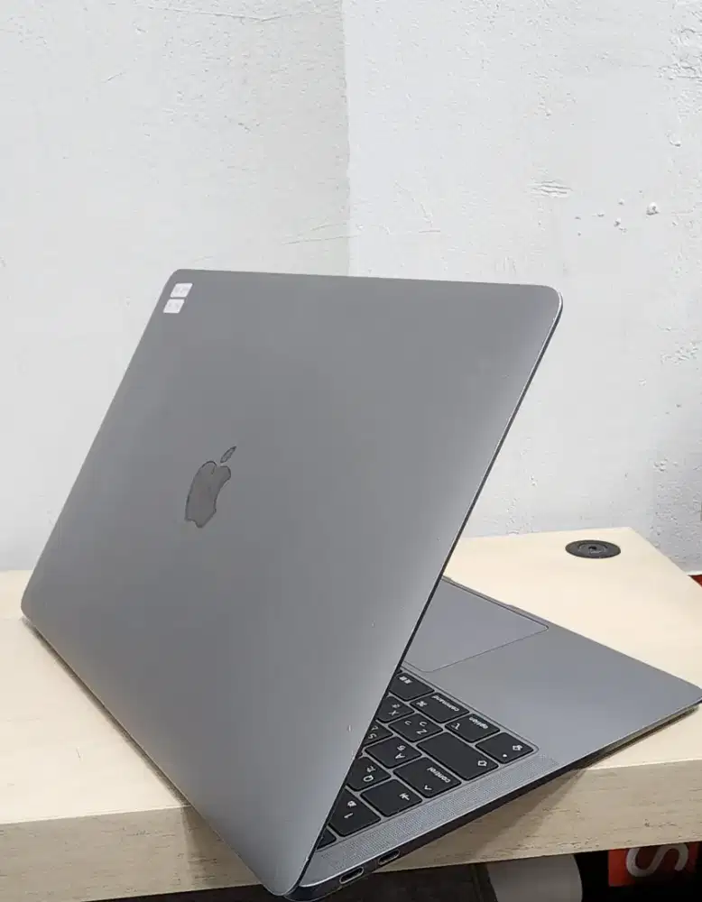 Macbook air 2019 8/256 gray