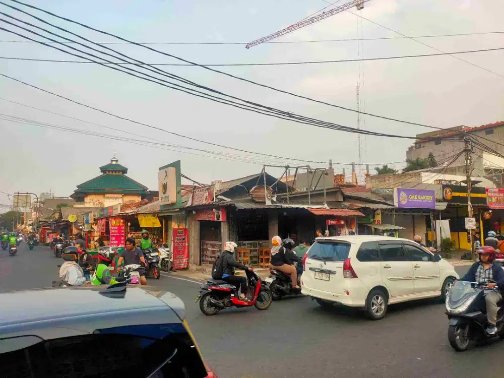 Di jual lahan tanah kosong di jakarta barat  lokasi yg sangat bagus depan kampus Binus jakarta barat ada bagunan kios nya 13 kios kondisi terisi full penyewa