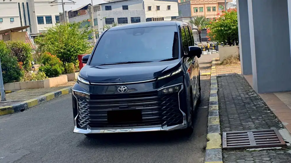 Km32rb toyota voxy cvt tss 2022 hitam