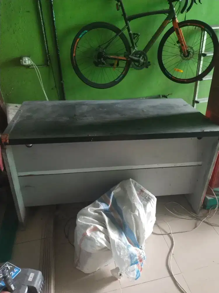 Meja kantor bekas layak pakai