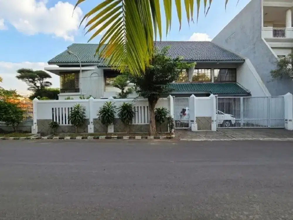 Rumah Manyar Tompotika STRATEGIS ROW 4 MOBIL