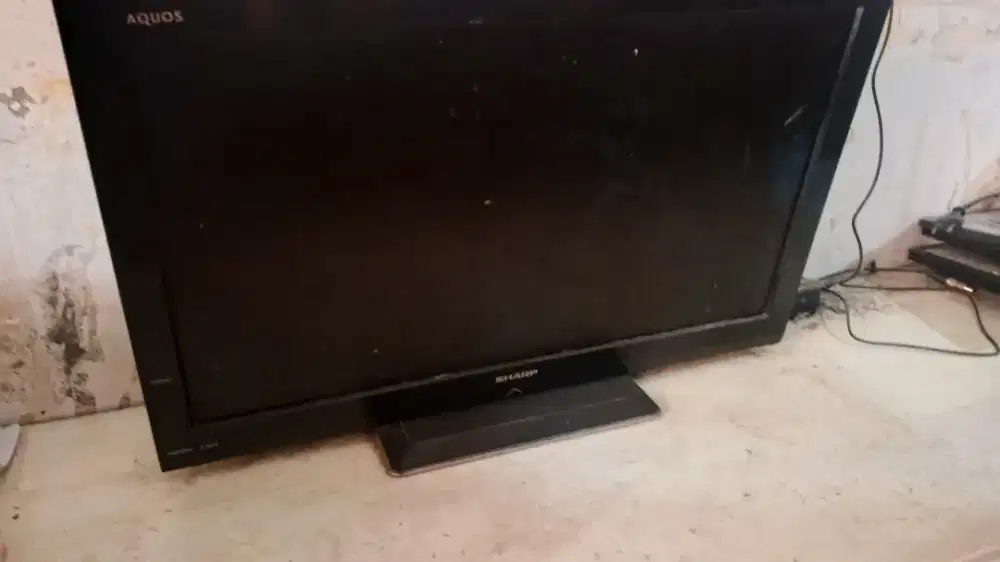 TV LED Sharp Aquos 24 Minus Layar Bergaris & Redup Sebagian