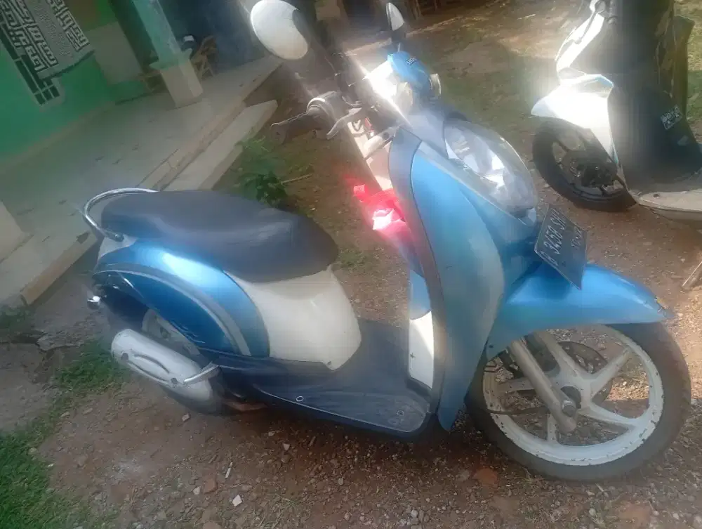 Honda scopi biru