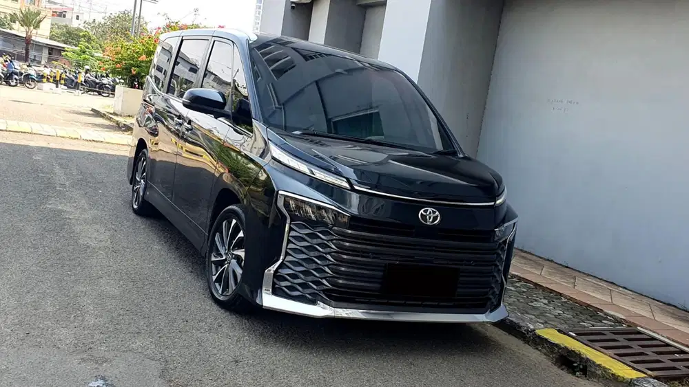 Km 32rb toyota voxy cvt tss 2022 hitam