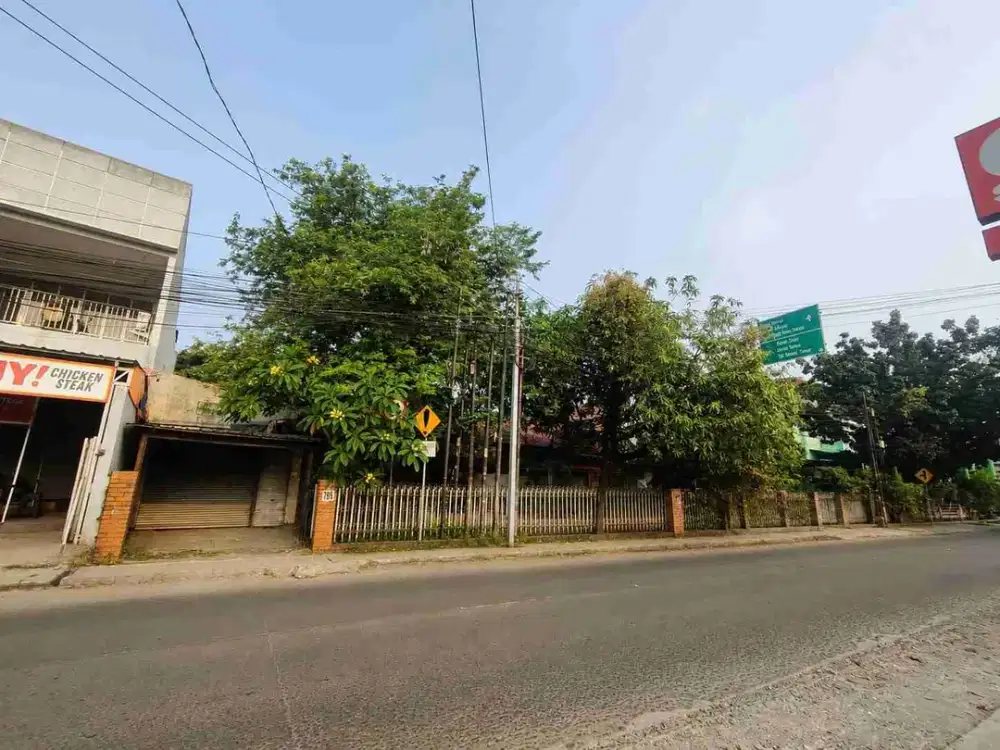Dijual Rumah Besar dan Halaman Luas di Jalan Utama Bekasi Timur