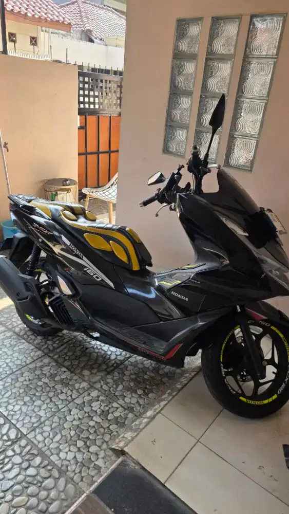 Honda PCX 160 hitam glossy 2021