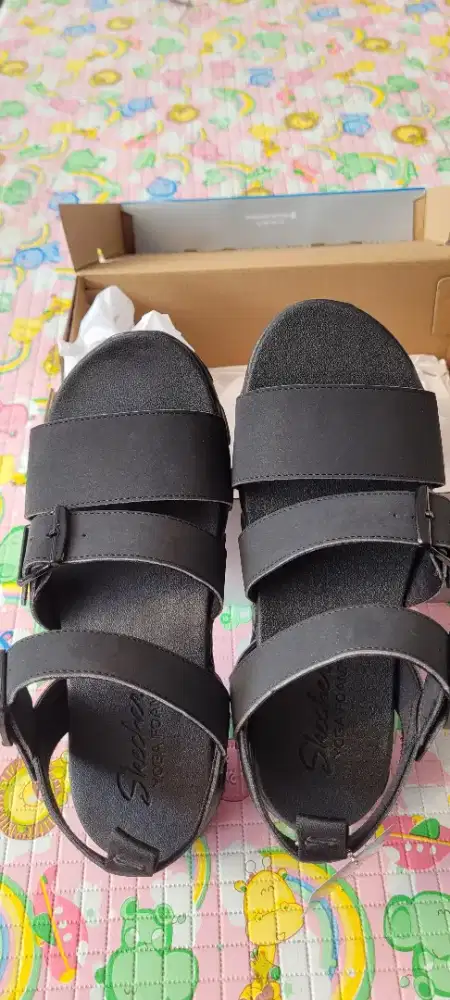 dijual sandal sepatu  Baru merk Sketcher