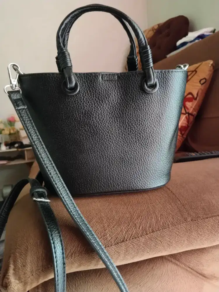 TAS SLING HITAM