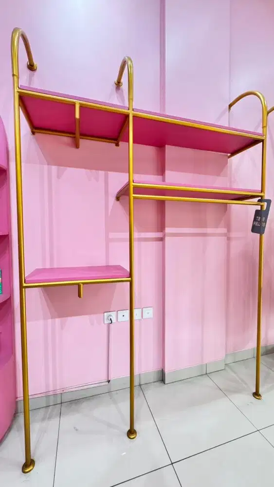 Rak display baju tempel dinding