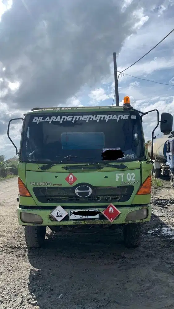 Dijual Truk Hino 2014, Harga nego serius. Kondisi truk bagus, ada GPS.