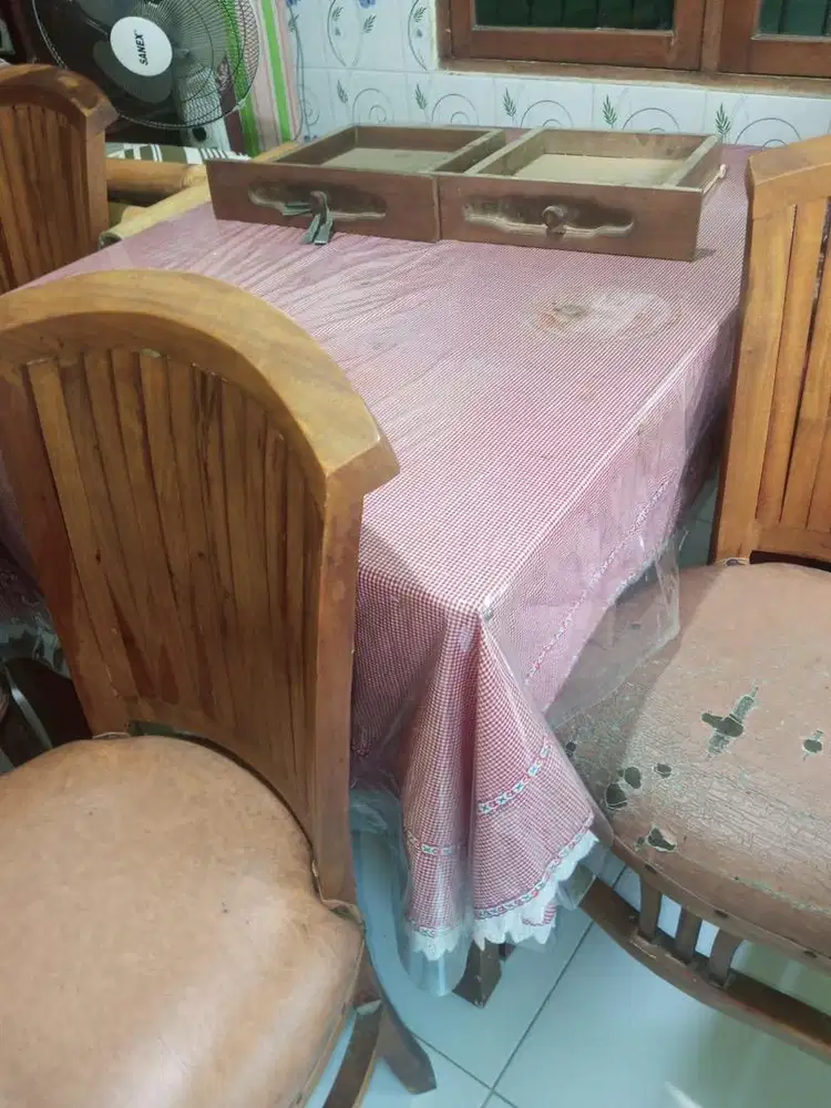 Meja Makan Kayu + 2 Laci + 4 Kursi