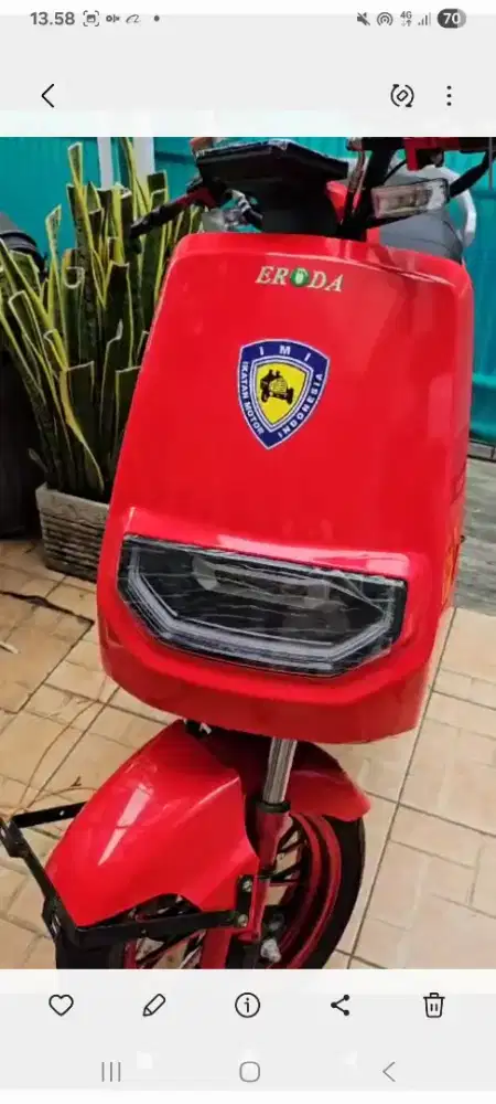 Motor Listrik Eroda merah roda dua.