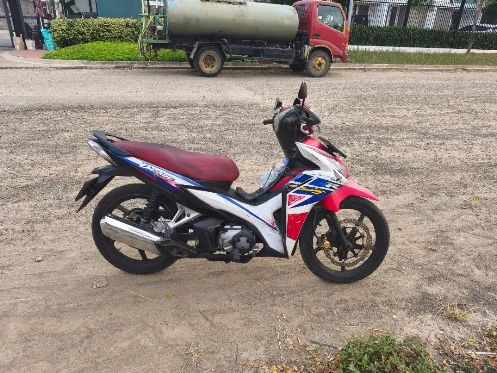 Dijual honda new blade 2014