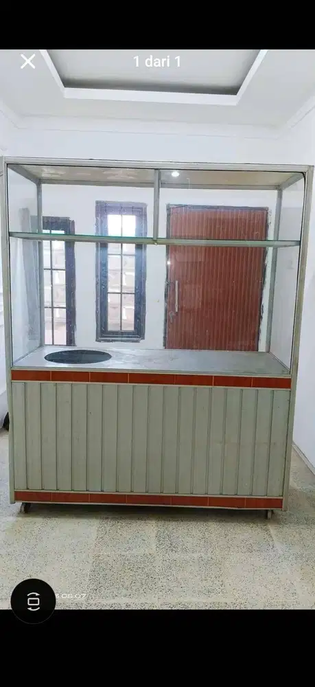 etalase jualan usaha