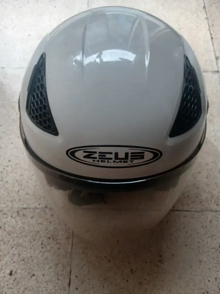 Helm Zeus Bekas