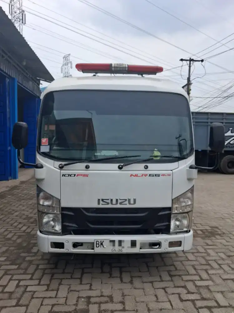 Isuzu Elf Bus NLR55 ambulance 2020 putih