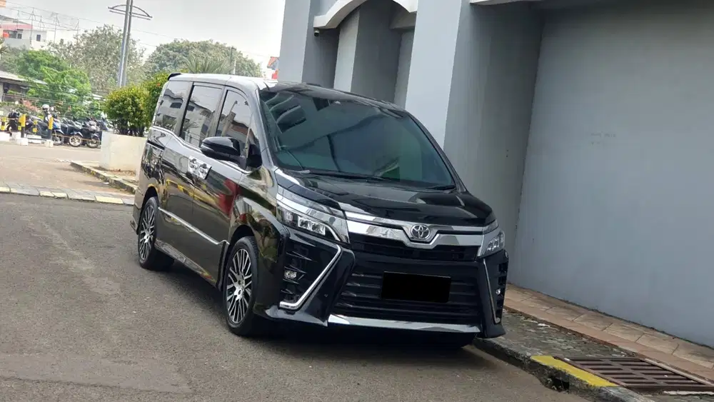 Toyota voxy 2018 hitam sunroof