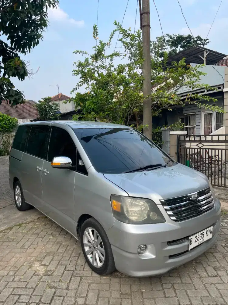 Toyota NOAH 2004 AT 2.0