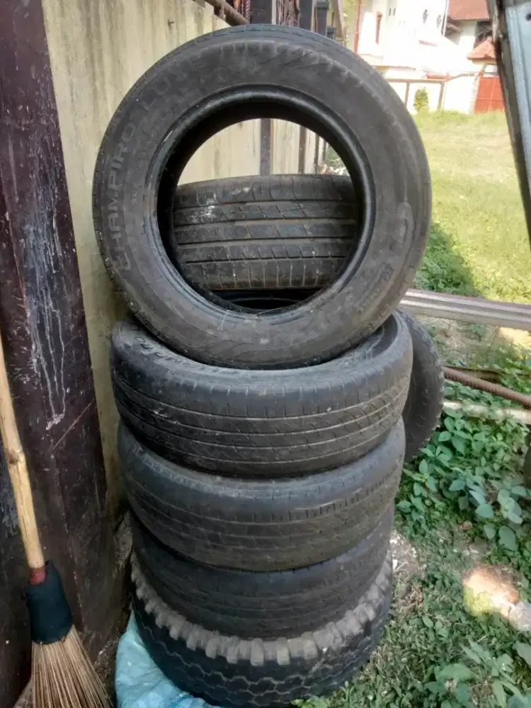 Jual ban mobil bekas Bridgestone dan Dunlop kondisi 65% layak pakai