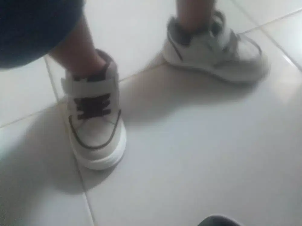 Sepatu anak kecil