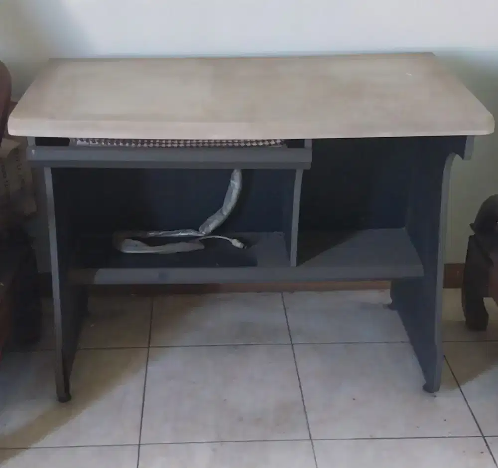 Meja Kerja Komputer