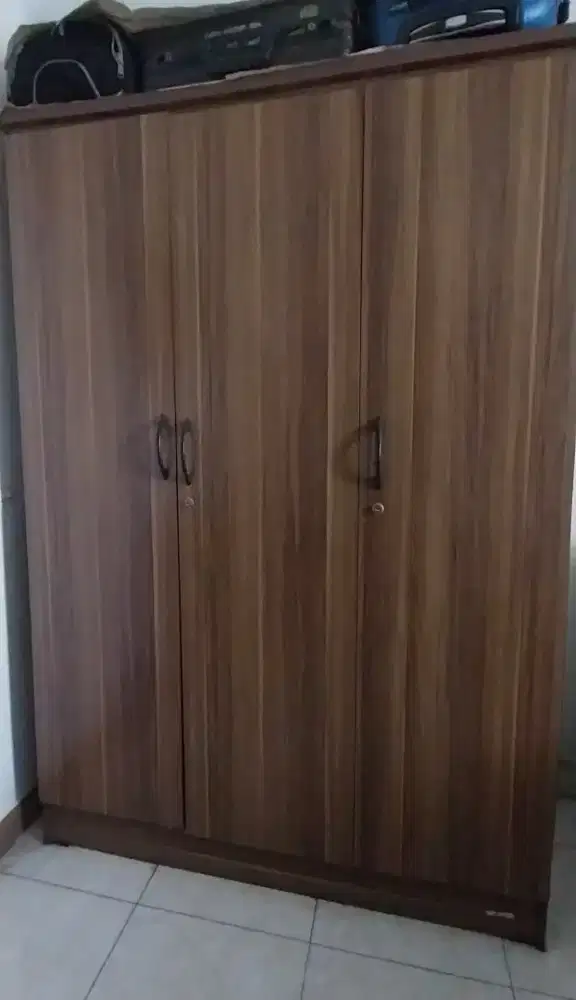 Lemari baju 3 pintu
