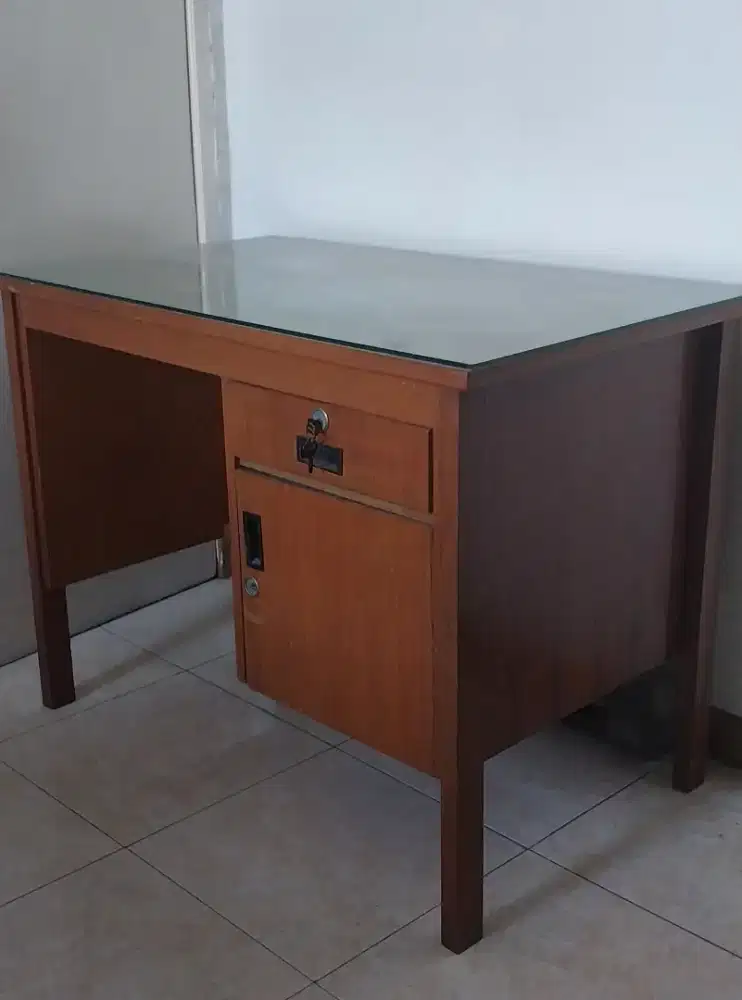 Meja kerja kayu