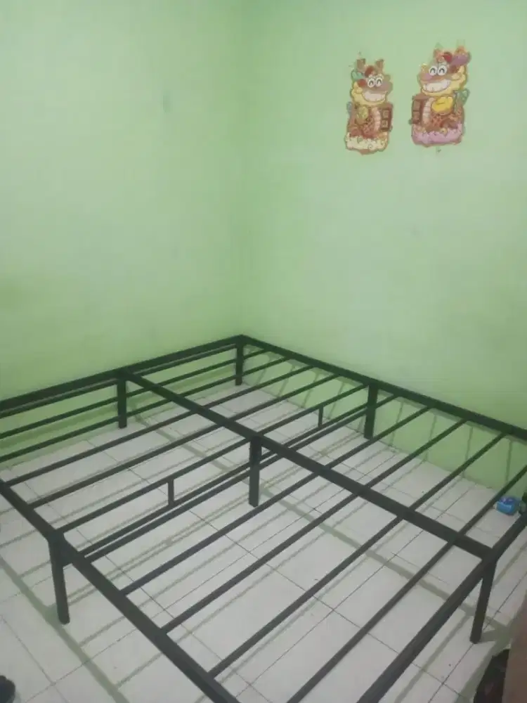 Ranjang besi (dipan)