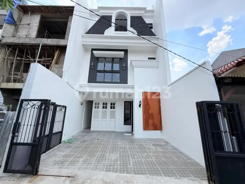 Tebet Rumah Siap Huni Tiga Lantai Dekat Smp 115