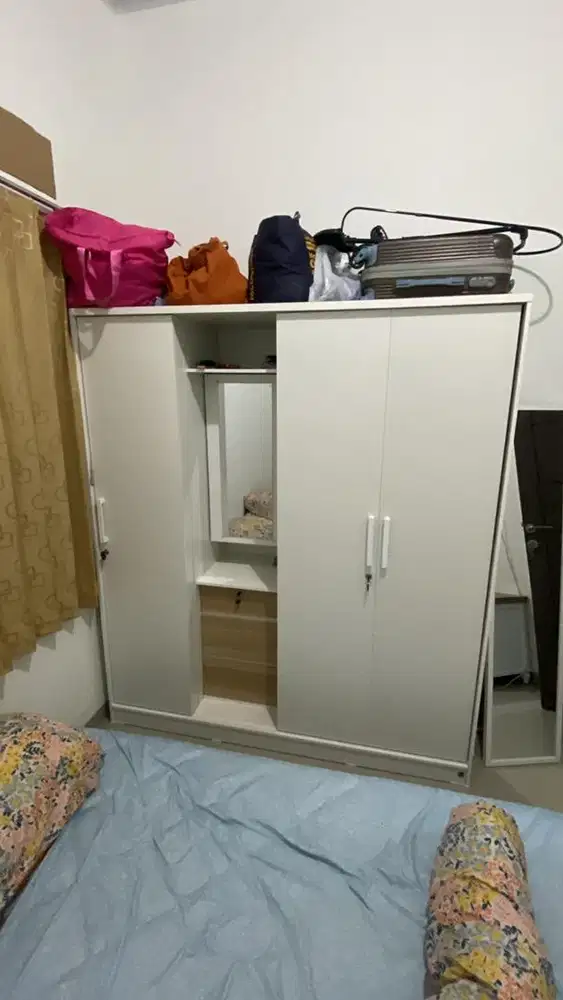 Lemari pakaian merk Pira