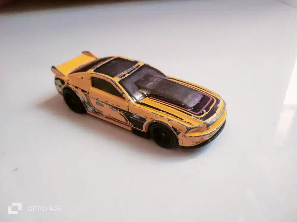 Hotwheels Ford Mustang GT 2012 yellow