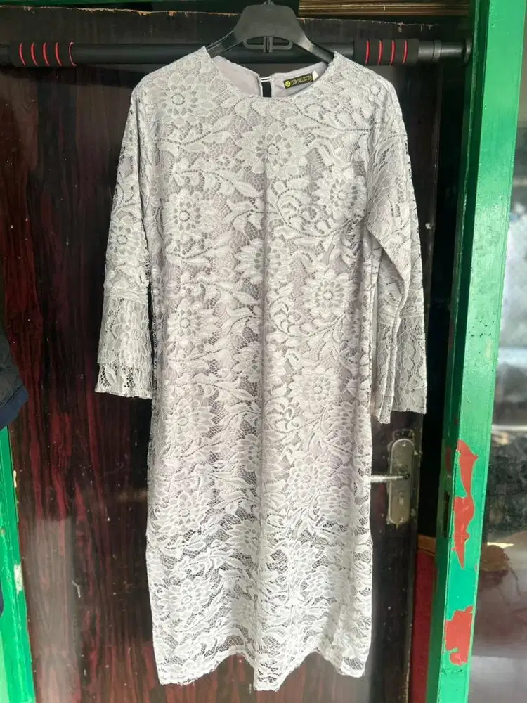 Kebaya brukat wanita